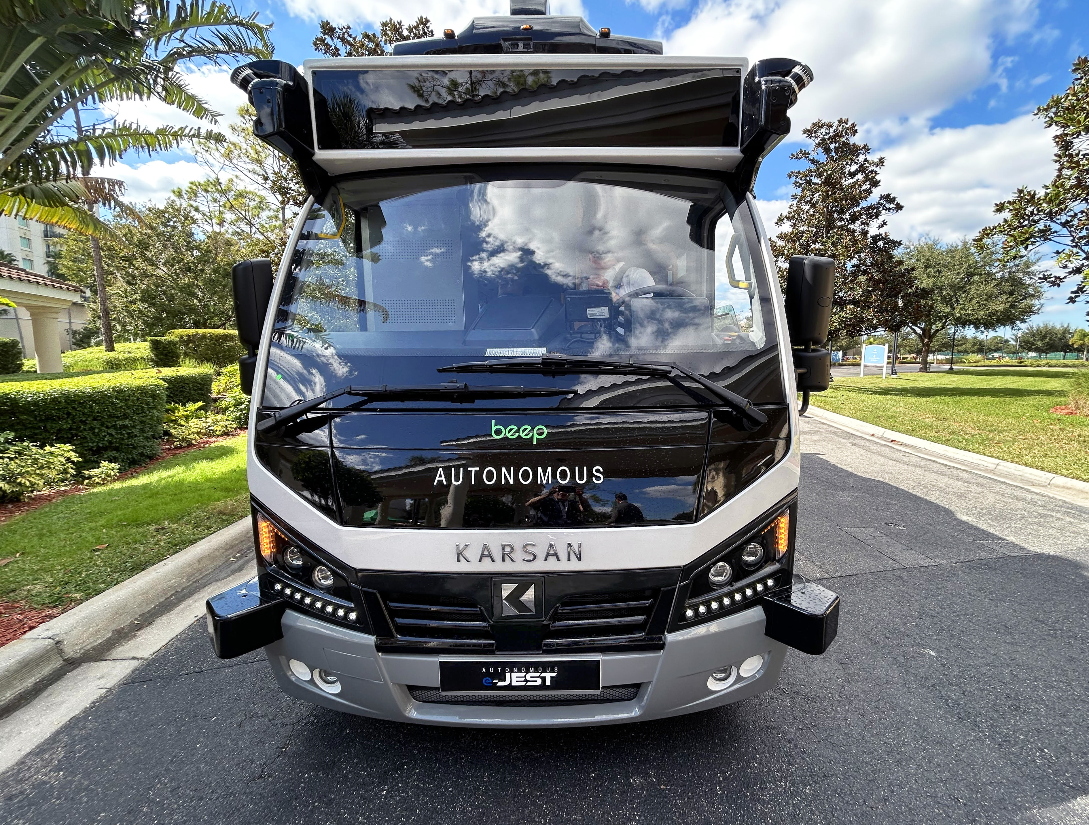 Exterior view of the new autonomous bus for the CraneRide service in Altamonte Springs.